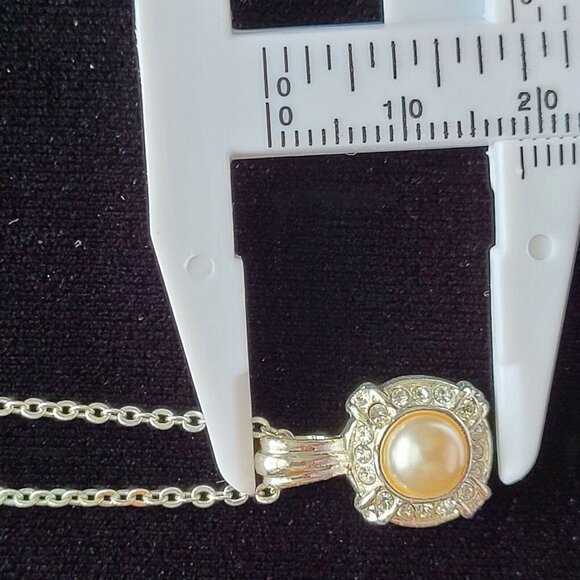 Vintage Roman Pearl Pendant & Chain Triple Strand Bracelet Glass Pearls Elegant - Picture 7 of 10